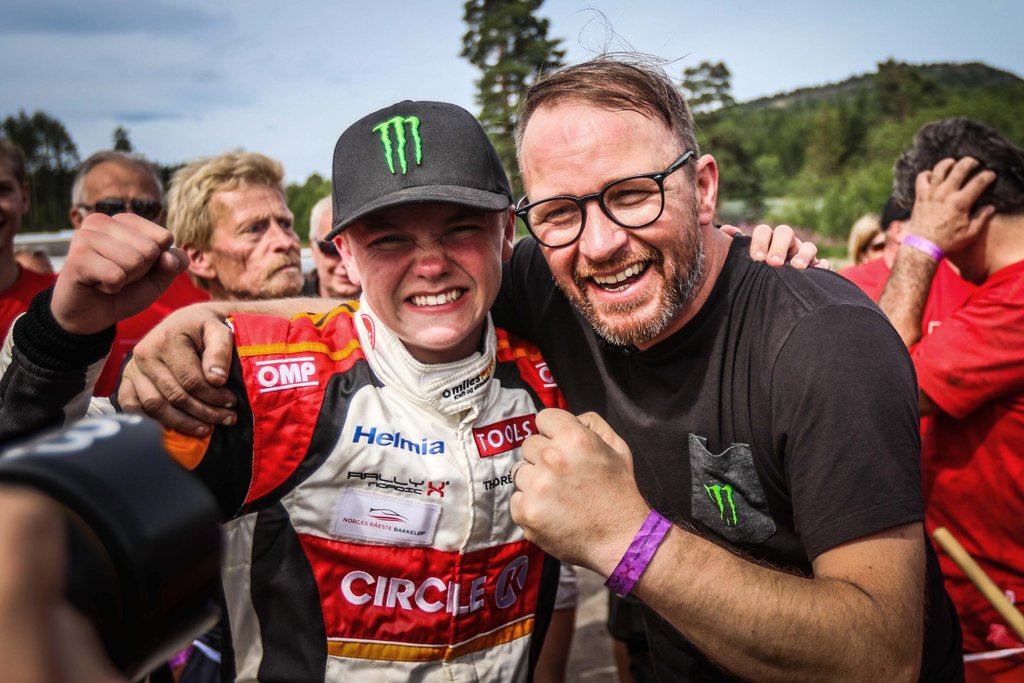 En stolt far (Petter t.h.) følger sønnens imponerende fremgang inden for RallyX Nordic 2018